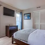 Ormond Beach Oasis - Large Private Patio, Washerdryer, Pet Friendly & Steps2Sand!